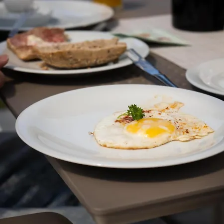 Alojamento de Acomodação e Pequeno-almoço Gaestehaus Gn8 3*